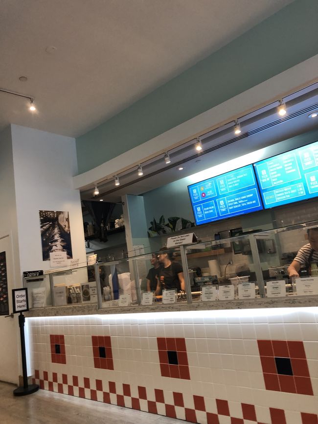 チェックインの後も海で2時間弱遊んで、疲れたので街をぶらぶらすることに。<br />なんか歩いてるとお腹空いちゃったので、早いけど夜ご飯食べちゃいました。<br /><br />行ったのはビーチウォークにある、ポケバーダイスミックス。<br />まだ18時過ぎなのでガラガラでした。