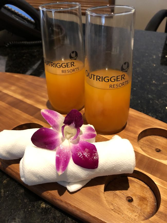 13時前にホテルに到着！<br />やっぱりまだ部屋は準備出来てないので、15時ごろまた来てね！とのこと。<br />ここで初めて、「泳ぎに行く？水着に着替えるならホスピタリティルーム使えるよ！」と教えて貰いました。もしかして今年から使えるようになったのかな？嬉しい！すごく助かる！！<br />でもお腹ぺこぺこだったので、取り敢えずランチを食べに行くことに。