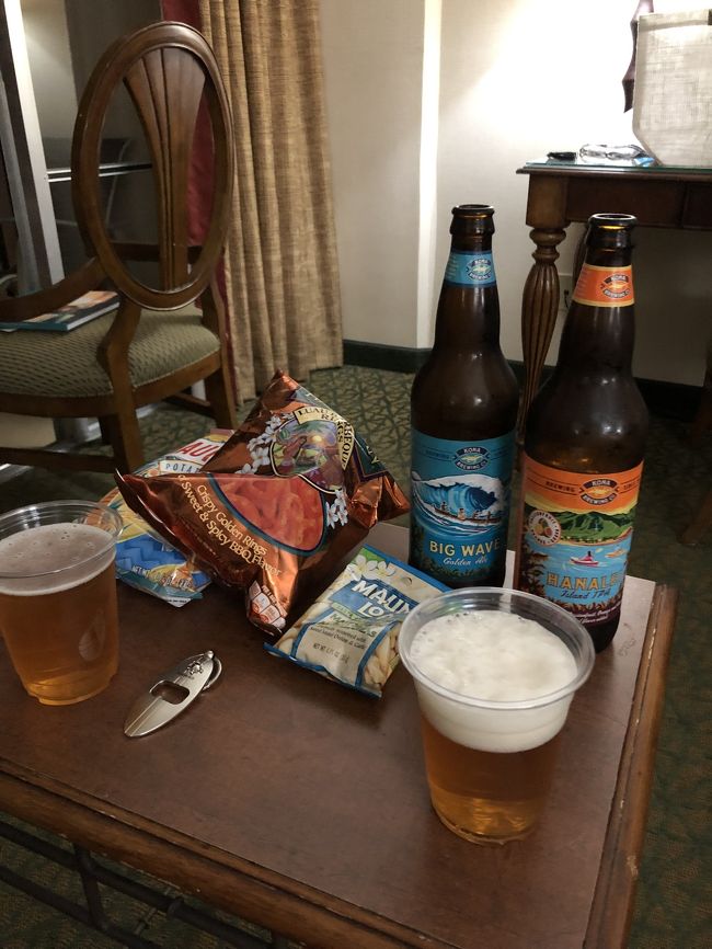 部屋で晩酌。<br />夫がミーバーベキューってお店のお肉食べてみたいと言ってたけど、調べたらこの日は定休日でした。残念。<br />ということでABCストアでお菓子だけ買って帰ることに。このカールみたいなお菓子、美味しくなかったです。