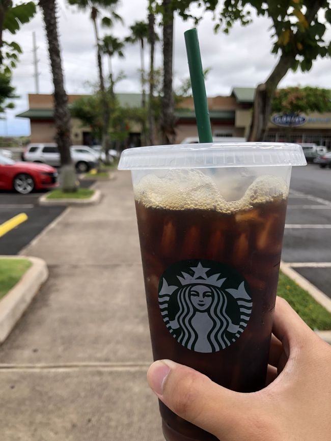 気を取り直してワイケレアウトレットへ…。<br /><br />お昼抜きで腹ペコなので、レナーズのドーナツを買うことに。<br />その前に近くのスタバでコーヒーゲット。<br />コールドドリンク用のリユースカップが3ドルくらいで売ってて、これ家で使ったら可愛いかなぁと思って買ってみました。