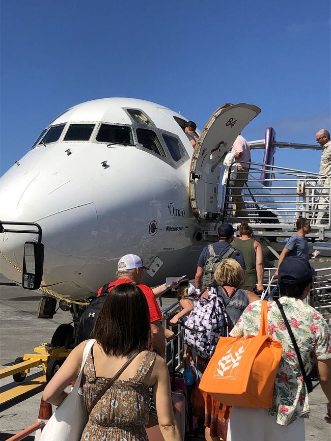 こんなちっちゃい飛行機に乗って出発！<br />でも意外とそんなに揺れなかったし、モニターが付いてないから座席の前もそんなにキツキツじゃなくて、思ったより快適でした。<br />1時間しないくらいでホノルルに到着！<br /><br />空港からはチャーリーズタクシーで。<br />これ、いっつもいっつも電話が繋がらなくて、地味にすごいストレスなんですよね…。<br />10分くらいかけてようやく掛かったと思ったら、名前も聞かれずに「空港出て中洲渡って駐車場のとこ行ってください～」って、電話を切られそうに💦<br />国際線じゃなくて国内線のターミナルなんですが！って慌てて言ったら、初めて名前確認してもらえました。これ、いつもの国際線の方からなら電話しなくても一緒なんじゃ…？<br />ま、なにはともあれ、無事に迎えに来てもらえました！