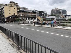 京阪電車の三条駅を降りて、地上にあがるとすぐにある三条大橋を西に渡ります。