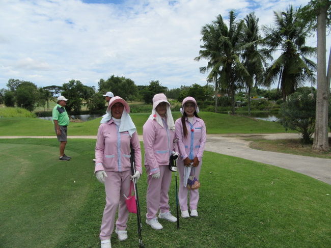 ◆Rayong Green Valley Country Club...3回目<br />The Golf Club月例、ストロークプレー日<br />タイ祭日料金；Ｇ1400<800バーツ高、スポーツディと比べて＞<br />キャディ；400<br />送迎車；300<br />競技費；250<br />右の子が、人気キャディさんらしい、Ｎｏ．15らしい。<br />担当者が、米国人客に付けてた。<br />次回予約と言ったら、パトロン予約でいっぱいと断られた。<br />