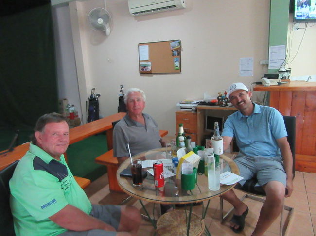 ◆Rayong Green Valley Country Club...<br />皆様、7,6,5,ＨＤ．<br />左二人はオーストラリア人、右ラスベガスからの米国人。<br />皆様90以上叩いた。<br />やはりコース慣れは必要。<br />ドライバーは飛ばしたり、曲げたり。<br />ローハンデさんとのプレーで、自分にプレーシャーかけてしまった。<br />優勝者は68でした。