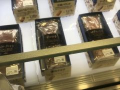 久々のツマガリ^^　
焼き菓子好きなのでちょくちょく訪れたいお店の一つです。
本店は甲子園ですが、大阪に来た時に大丸で買うというのが習慣です。
ピンボケですが;;いろいろなパウンドケーキがショーケースに並んでました。