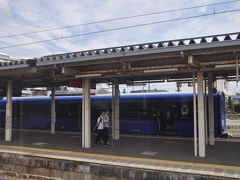 　土崎駅でいったん停車します。
　先ほど二田駅ですれ違った男鹿線蓄電車が戻ってきました。