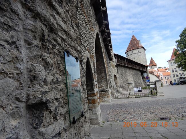 旧市街側から見た｛防壁・望楼｝だ。<br />こういう処を見たいのだが、そういうのだけのツアーでは人が集まりにくいから個人で行くことなんだろうが、若い時にしておくべきだ。<br />今は・・・若い時より個人手配は面倒になってきている。<br /><br />此処は2019年07月上旬だが、平成最後の日に帰国したビックアイランドはシェア物件を使い個人手配だったが面倒くさかった。<br />第一はシェア物件の予約とキャンセルプロテクション。<br />これが一番大変だ。<br /><br />第二に往復航空券・・これはビックアイランドはJALとのシェア便しかない。<br /><br />第三に現地レンタカー会社の選定と予約。<br />車種は乗用車で一番大きいのだから簡単だが（SUVは日本で危険回避の為使っていて、乗るのが家族が大変そうなので海外では使っていない）<br /><br />もっとも、これも某金融機関のAMEXブラックカードのコンシェルジュさんに依頼したら、シェアの件以外は遣ってくれた。