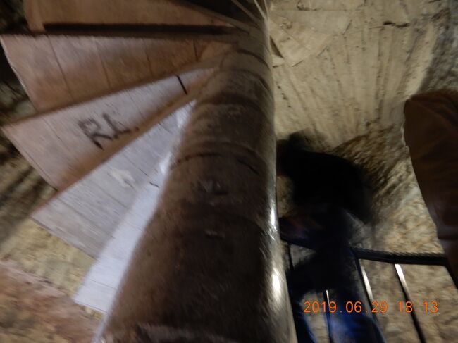 昔はどうだったのだろうか？　梯子だったのだろうか。<br />今でさえこんな狭い階段だ。<br /><br />一時、新築ビルの一部の階段はこれにしようと思ったが、実際に使ってみて使用面積は若干狭いが、それ以上に昇降には狭いし、良い事は少ない。