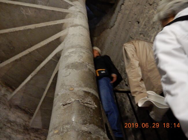 狭い。普通の階段も狭いが・・・。