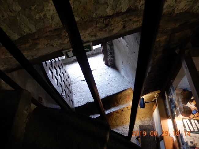 螺旋階段から、入り口を見た。<br />有料なのか？　なんか売っていた気もするのだが・・・。<br />私が参加している阪急交通社のツアーは全部込を選んでいるので、入館料とかレストランの食事代とか全く不明です。