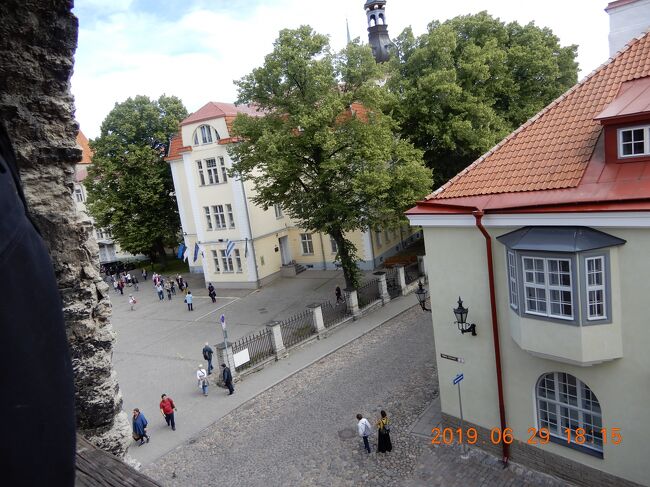 防壁の上から見る。<br />旧市街側・・囲っている方だが、こちら側は比較的開いている。<br />