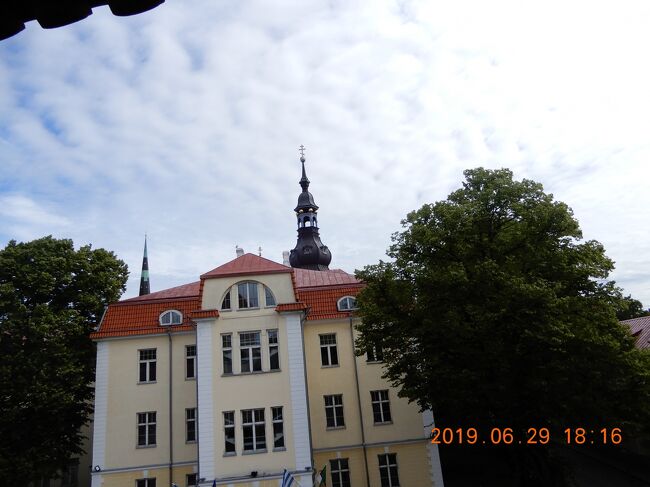 今回は二週間のバルト海沿岸国クルーズツアーで、<br />6月下旬から7月上旬ツアーだったが、現地天気予報では連日「雨」となっていたが、<br /><br />祈祷か方位か不可思議な存在の加護のおかげか、私には暑すぎる太陽は出ないで、<br />この様な比較的すごしやすい天候が続いた。<br /><br />撮影は絞りをもっと開けておく必要があるのだろう。