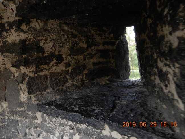 銃眼。<br />防壁の厚さは凄い。<br />大砲でも跳ね返したのではないだろうか。<br />つまり其の時代に大砲も有ったという事だ。