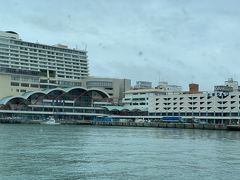 泊港に戻ってきました。
今にも雨が降り出しそう。。。

ホテルまでまたスーツケースコロコロして歩こうと思っていましたが、船を降りた後すぐに雨が降り出したのでタクシーに乗り込みました。