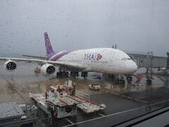 行きはKIXからタイ航空A380
TGはKIXに一日2便でその午前便がA380　なかなか満席にはならない

TGはKIXにラウンジを持っている、広いANAラウンジと違ってこじんまりで、カレーがあるわけではないが、ビジネスクラスなので、ラウンジでは朝食におにぎりを