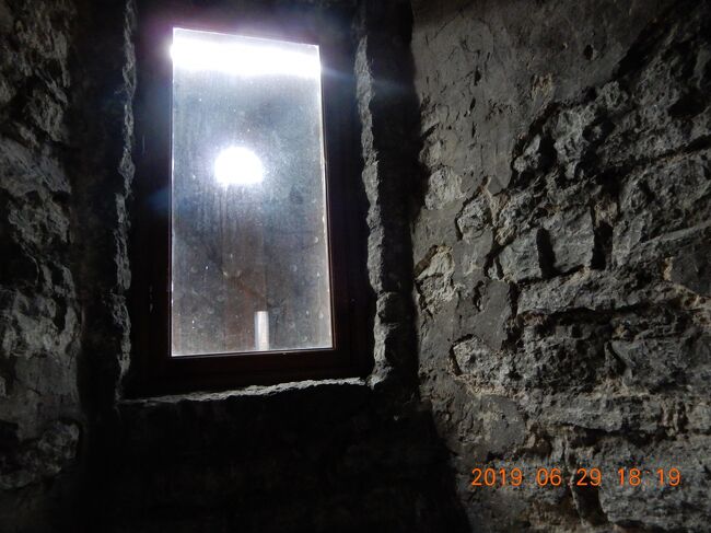 木の部分が有るから、今はガラスがはまっています。