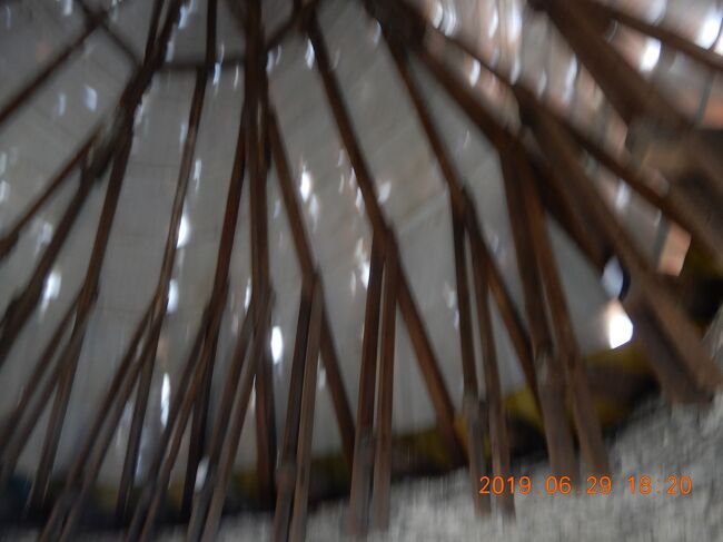 望楼の天井は明り取りの為なのか、隙間だらけ。