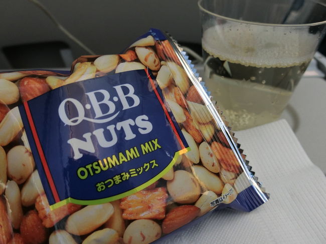 最初に配られたおつまみと飲み物。<br />ベトナム航空はエコノミーでもスパークリングワインが頂けます。