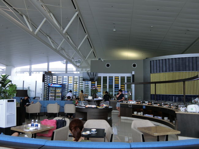 広々開放感のあるラウンジ。<br />食べ物のビュッフェもなかなか充実してました。