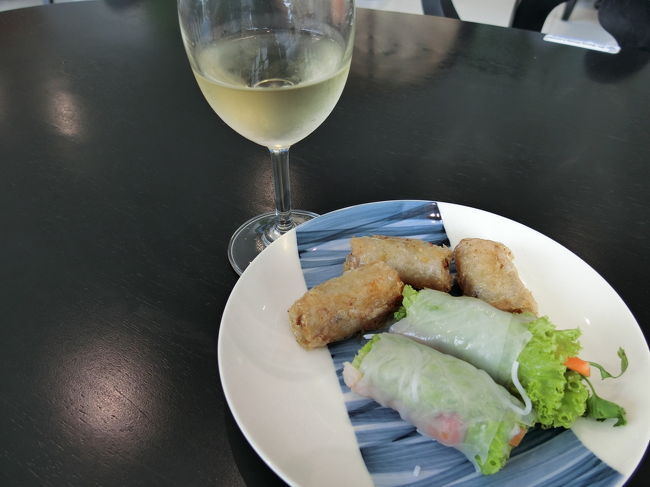 ベトナムと言えば春巻き。<br />白ワインと。