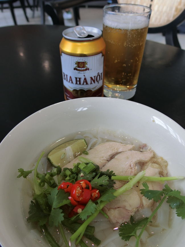 帰りはホーチミン経由なので今回はここでしか飲めないビアハノイとフォー。