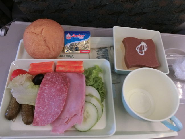 ハノイーバンコクは短い路線なので、機内食も簡素なものです。<br />ハムや野菜をパンに挟んでサンドイッチにして頂きました。