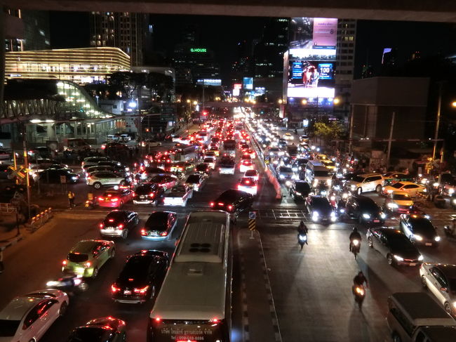 エアポートリンクでマッカサン駅に来ました。<br />今日の宿はMRTのラマ9世駅が最寄りなんですが、マッカサンから徒歩でも10分位。<br />今日は荷物が全部で20kg位(!!ほとんどお土産^^;)あるので地下鉄乗ろうか迷ったけど、頑張って歩くことに。