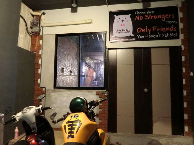 平坦な道だしキャリーだから余裕で歩けるだろうと思ったけど、結構段差や階段があってしんどかった。<br />汗だくになりながらなんとか到着。<br /><br />5月にエカマイのゲストハウスでスタッフがいなくてチェックイン出来なかった事件があったので、ここは予約の時に<br />「到着が20:00過ぎになりますがチェックイン出来ないと困るのでスタッフの人がいない場合はセルフチェックインの方法教えてください」<br />としておいたら<br />「オーナーが待機してるので大丈夫です」<br />と返事があって安心してたのに、ドアに鍵がかかってて入れない!<br /><br />マジかよー!