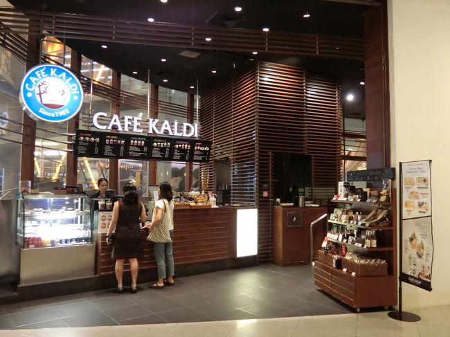 上の階にカルディのカフェがありました!<br />バンコクにカルディがあるとは噂で聞いていたけれど、日本とは営業形態が違うのですね。