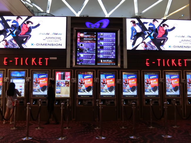 チケットを買います。<br />クレジットカード払いも出来ますよ。