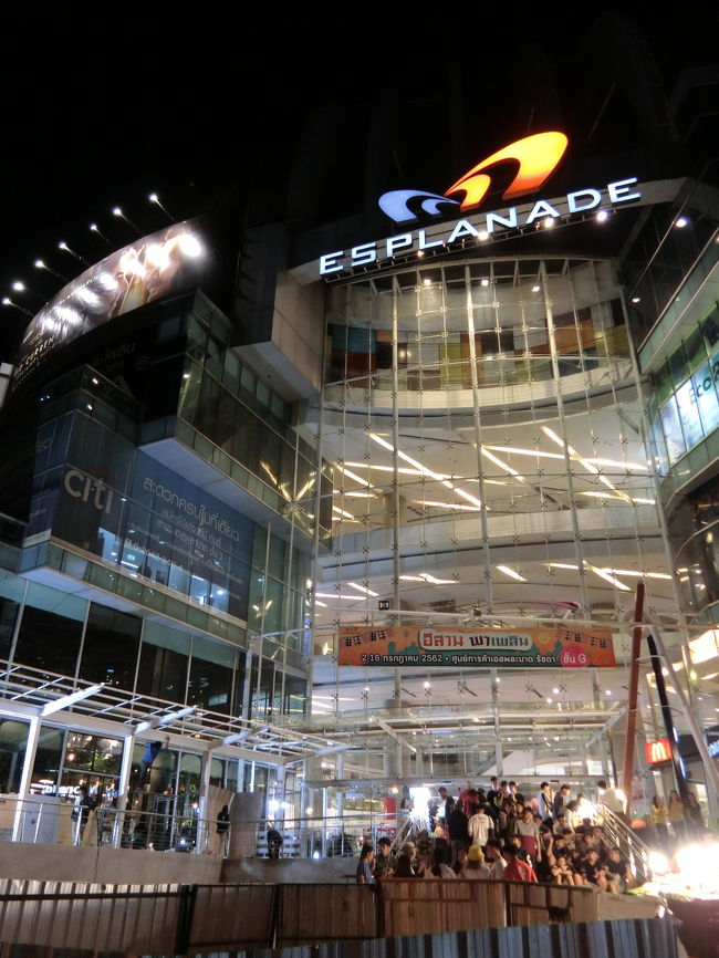 映画は22:20からで終わるのが0:30位だから夜中に帰ってもすぐにシャワー浴びて寝られるように荷物を整理してからやって来ました、エスプラネード。<br />私が間に合う時間に演ってるのがここしかなくて、それに合わせて宿を取りました。<br /><br />MRTタイカルチャーセンター駅の目の前です。<br />ここの立体駐車場の4Fがラチャダートレインマーケットの全貌を写せるインスタスポットですよ。<br /><br />宿から歩いても徒歩10分程で便利で良かった。