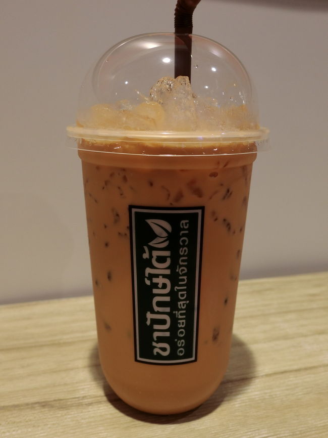 トレインマーケットのジューススタンドは高いから、エスプラネードの地下のスーパーの脇にあるフードコートでタイティー購入。<br />30バーツ位だったかな。<br />今日は機内食とラウンジでご飯食べ過ぎて全然お腹空いてない。