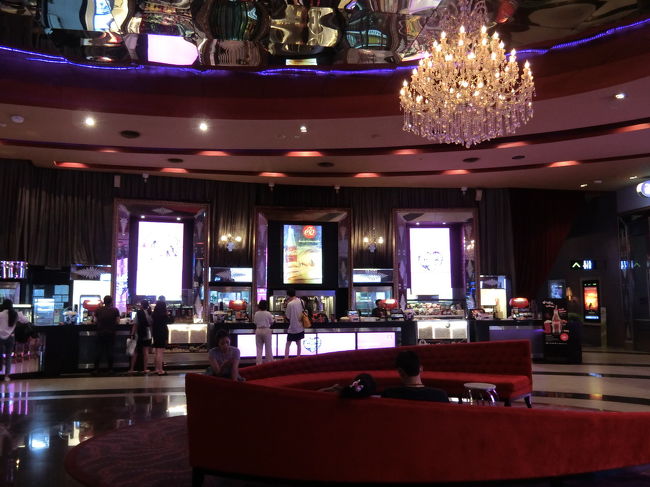 時間が近づいて来たので映画館へ。<br />中は結構ゴージャスな雰囲気。<br />ポップコーンとか高め。