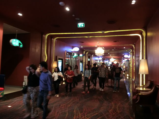 夜遅い時間でも映画館の中は何気に人が多いです。