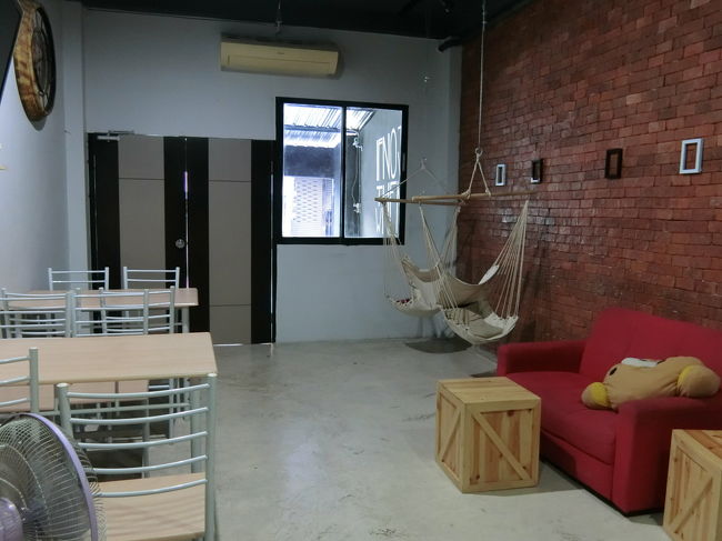 なんだか薄暗くて居心地の悪そうな共用スペース。<br /><br />booking.comでは朝食付きになってたのに朝食なんて作る場所もなさそうだったし、朝8時頃チェックアウトだったらスタッフ寝てるから勝手に出てってとのことでした。<br />