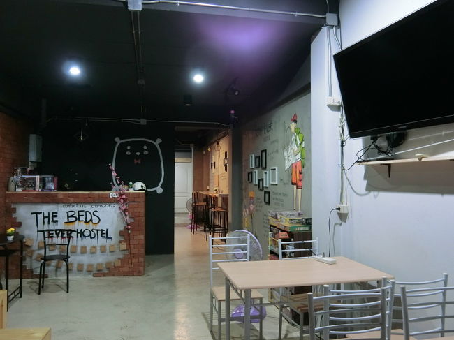 ドアをガチャガチャやってたら中からスタッフが出て来て開けてくれた。<br />はぁ焦ったー。<br /><br />「鍵の暗証番号メールしたのに見てないの?」<br /><br />と言われたけど、そんなメール届いてないし!<br />そしたら22:00過ぎにbooking.comからメールが送られて来た。<br />宿の人がbooking.comにメールを送ったのは19:00頃。<br />エカマイの宿のゴタゴタもbooking.comはちゃんと対処してくれなかったし、5月予約分の4トラポイントもまだ入って来ないし、最近booking.comにはかなり不信感が募っています。