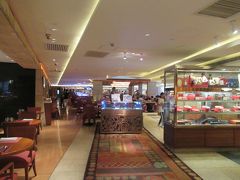 7月16日（火曜日）
最後の朝食はカオルーンシャングリラホテル（九龍香格里拉大酒店）のM階（中2階）のCafe Kool( カフェクール）で朝食ビュッフェを食べました。

