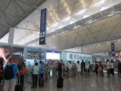 インタウンチェックイン時にもらったチケットはゲート44となっているので、そこに向かいます。
シャトル列車に乗って中間駅で降りて、歩いてゲート44に着くと、あれ？台北？
掲示板でゲートを確認すると44から4に変更になってる！
いつも出国後確認するのに・・・今回はしてないわ～
