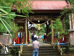 駅前の通りを左に曲がり、しばらく歩くと中田植会場の近津神社に到着です。
地元の人が多い印象でしたが、それなりに賑わっていました。