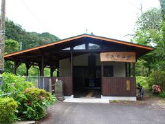 約6キロの道のりを歩き、矢祭山駅に到着です。
東北の駅百選に選ばれているそう。
無人駅です。