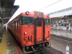 ここからは旅の経路に従って順に写真を紹介します。
岡山駅で新幹線を途中下車し，津山線の快速「ことぶき」で津山駅に向かいました。特別に塗装されている列車かと思っていたら，普通の朱色でした。