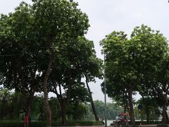 目の前はホアンキエム湖見えます。
