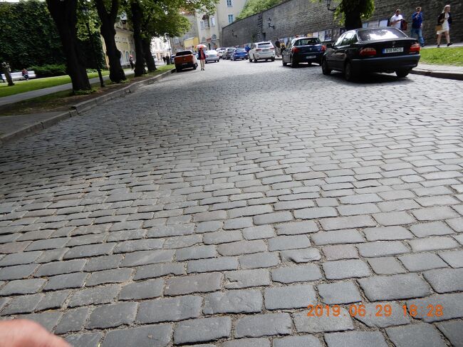 石畳<br /><br />濡れると凄く滑るし、硬いから足腰へのダメージが大。<br />