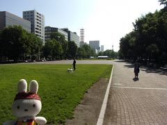 朝ごはんを食べ終えたら、さっそく行動開始(^_-)-☆。
大通公園を歩き…、