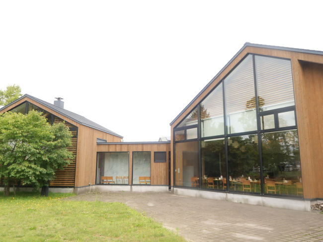 カフェモ・ルタオの外観　開放的なガラス張りの窓です。