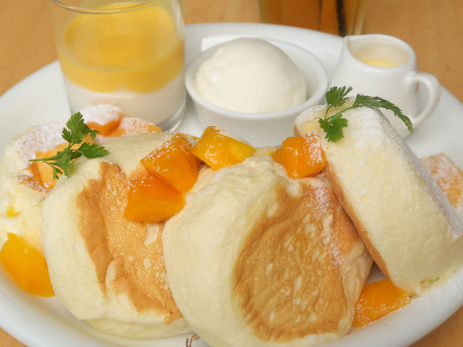 新作　パンケーキ・トロピカルマンゴー<br />口に運んだパンケーキは淡雪のように消えてしまう食感、本当に美味しいです。<br />