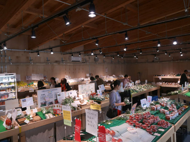 地元産の農畜産品や加工品などが並んでいます。