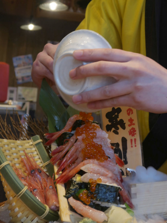 夕食は千歳市にある遠藤水産で。<br />暑寒別岳甘海老ぶっかけ階段寿司　お値段は1,492円　安いですね～。<br />