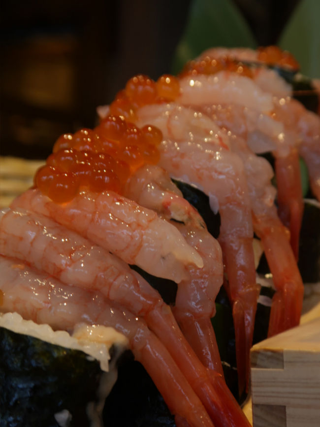 羽幌産の甘海老は甘くて、甘海老の頭は甘海老頭味噌汁として後でいただけます。