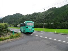 美作河井駅近くにある山下（美作河井駅口）バス停から，路線バスで10分足らず，美作河井の一つ手前（津山側）の知和駅に着きました。乗客は私一人。写真は下車後に撮ったバスの後ろ姿です。
ところで，山下バス停の時刻表には13時２分とありましたが，バスが来たのは12時50分頃，以前の路線廃止の代替とし津山市が運行しているバスと聞いていましたが，特徴がそれとはずいぶん違っていました。謎の多いバスです。